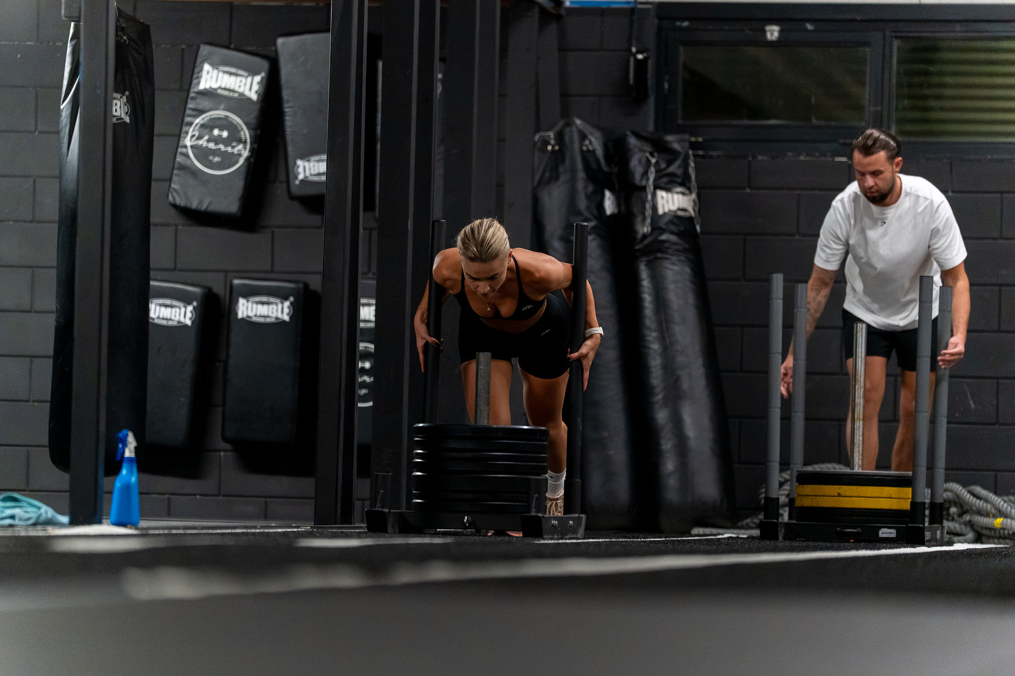 Sled push onder begeleiding van een coach bij CLC Sports